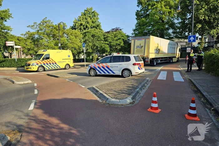Fietser gewond bij botsing met vrachtwagen