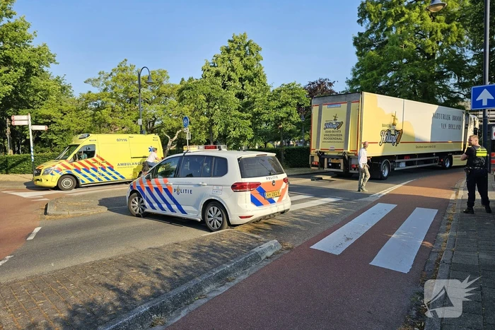Fietser gewond bij botsing met vrachtwagen