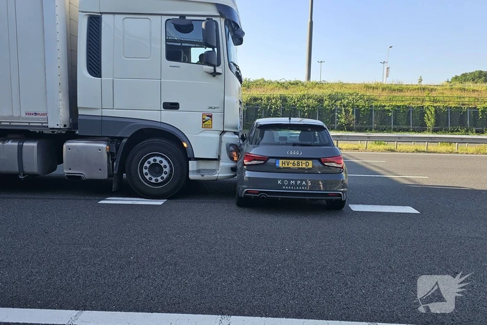 Auto meters meegesleurd door vrachtwagen