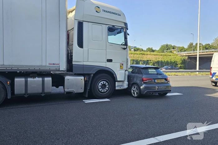 Auto meters meegesleurd door vrachtwagen