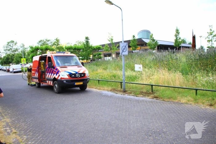 Berm in brand bij winkelcentrum