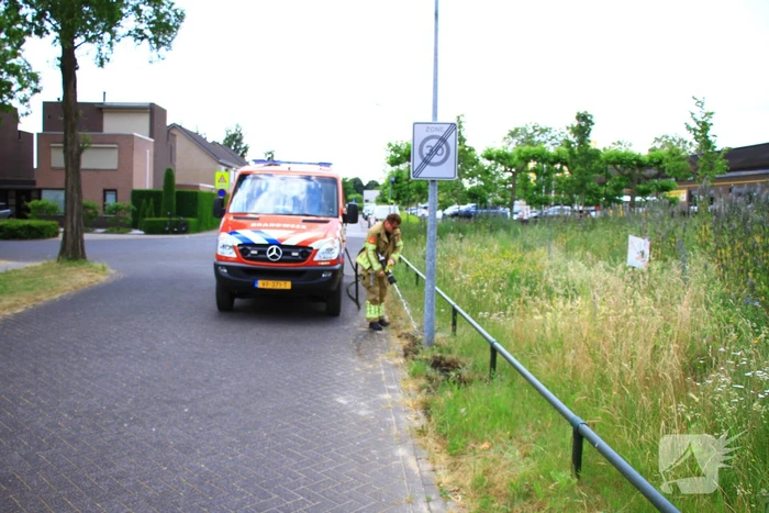 Berm in brand bij winkelcentrum