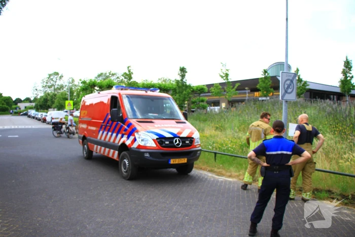 Berm in brand bij winkelcentrum