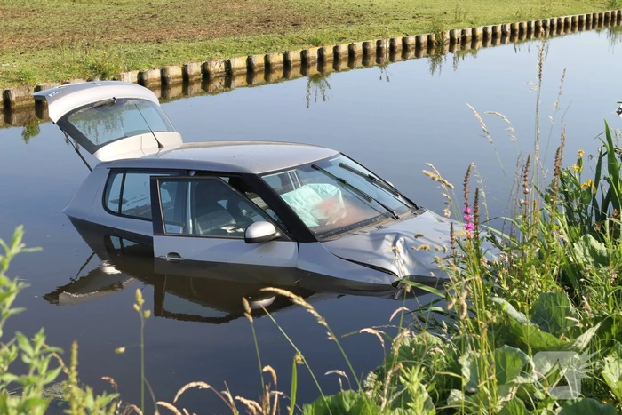 Automobilist eindigt in het water