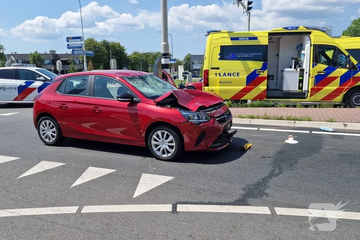 Twee opzittenden van scooter zwaargewond
