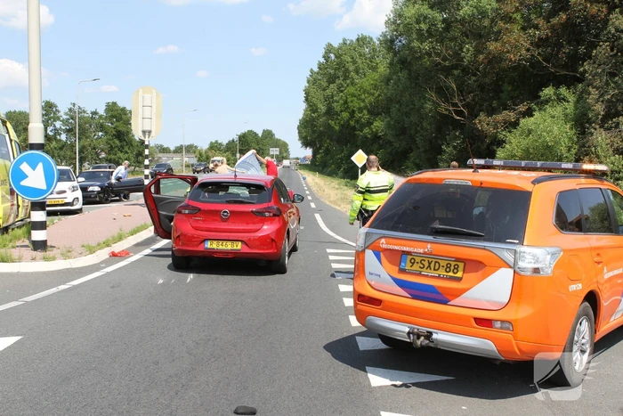 Twee opzittenden van scooter zwaargewond