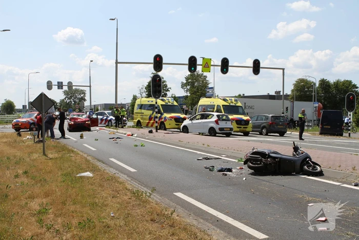 Twee opzittenden van scooter zwaargewond