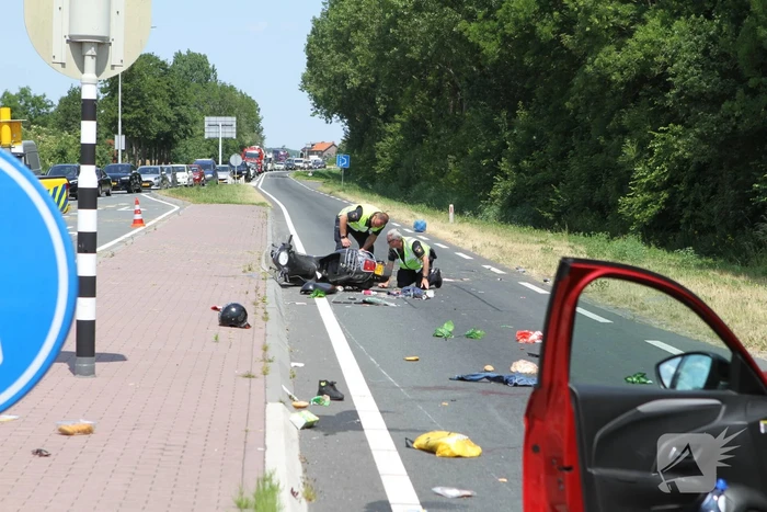 Twee opzittenden van scooter zwaargewond