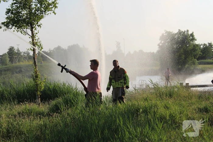 Waterpret in woonwijk door de brandweer