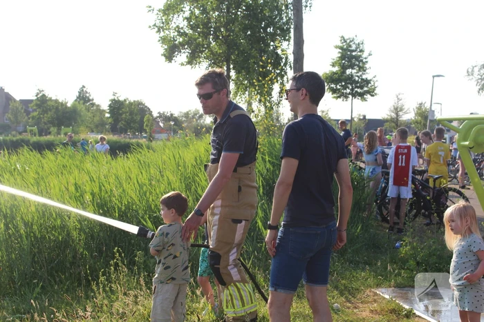 Waterpret in woonwijk door de brandweer