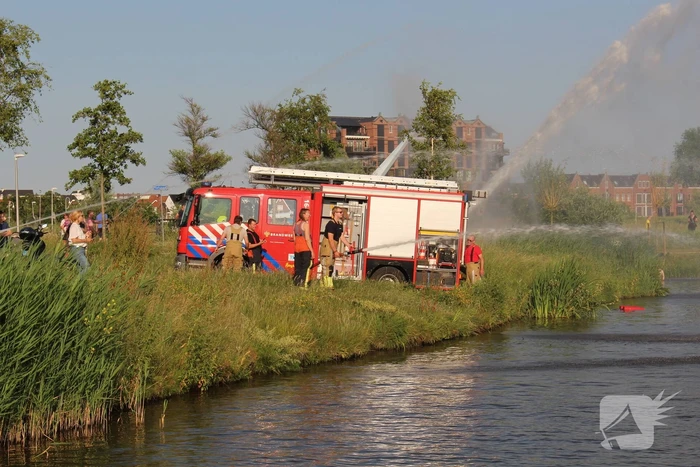 Waterpret in woonwijk door de brandweer