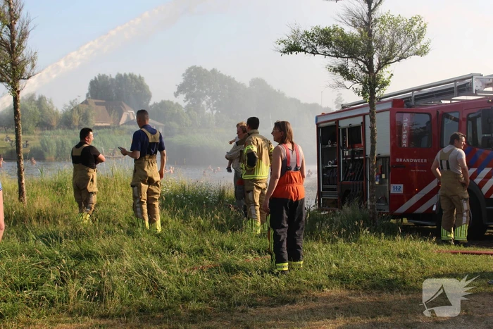 Waterpret in woonwijk door de brandweer
