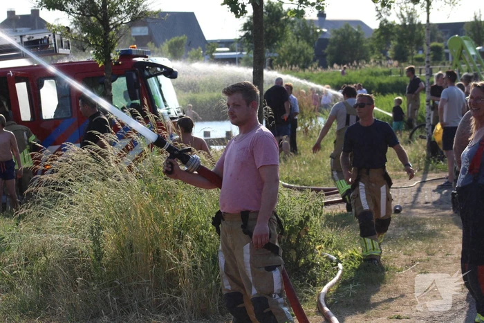 Waterpret in woonwijk door de brandweer