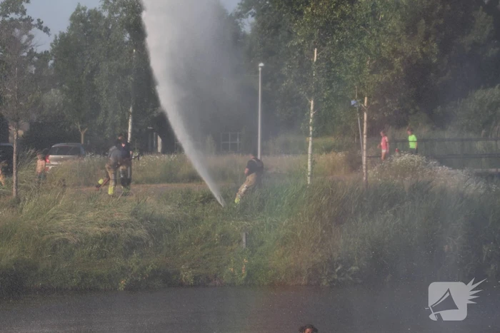 Waterpret in woonwijk door de brandweer