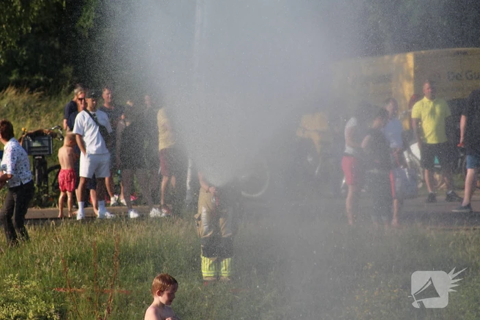 Waterpret in woonwijk door de brandweer