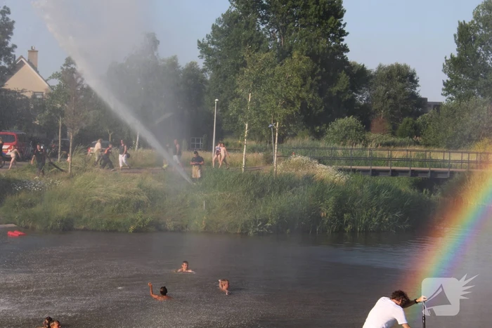 Waterpret in woonwijk door de brandweer