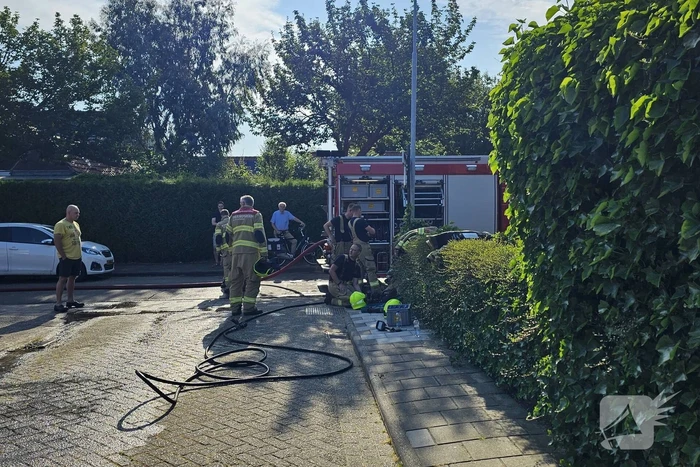 Brandende coniferenhaag snel geblust
