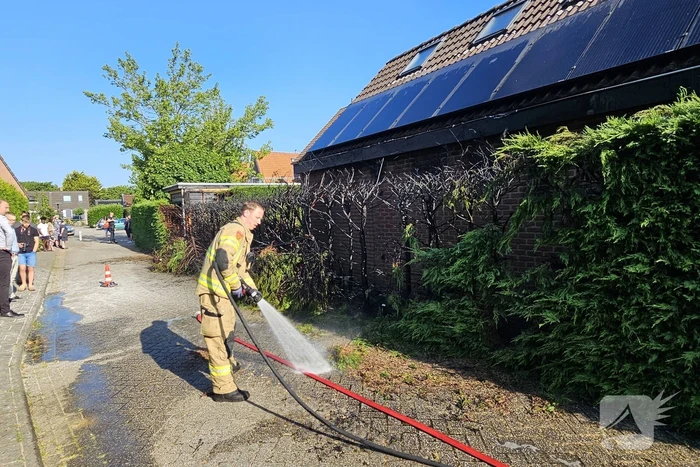 Brandende coniferenhaag snel geblust