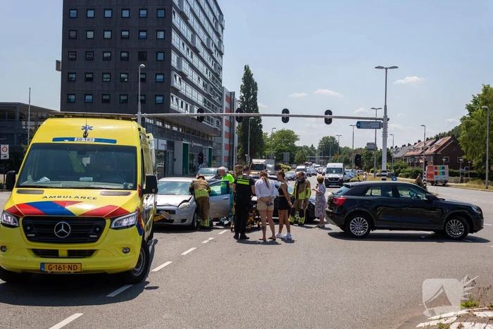 Bestuurder bekneld bij botsing