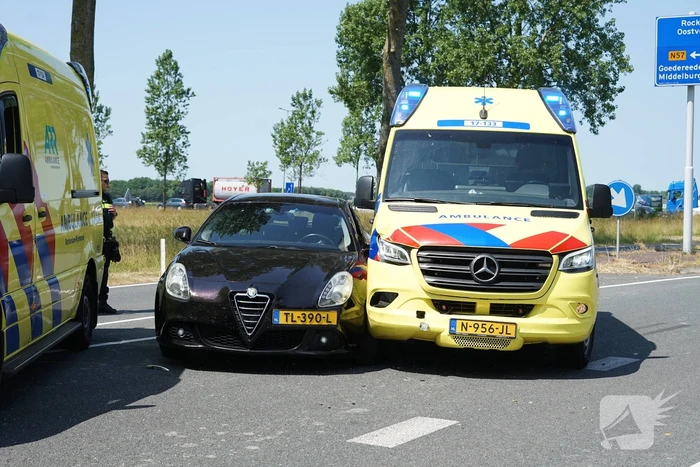 Bestuurder maakt ruimte voor ambulance en botst erop