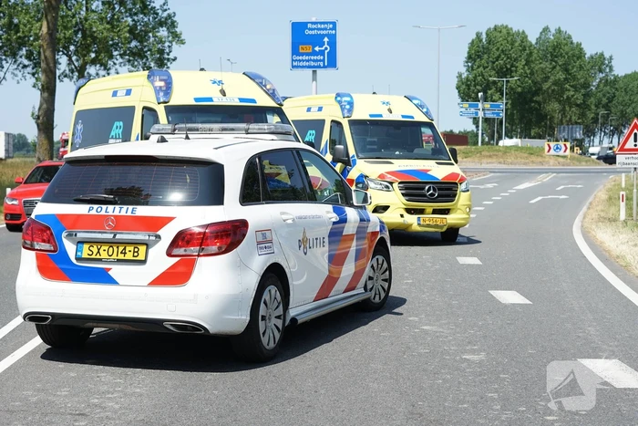 Bestuurder maakt ruimte voor ambulance en botst erop