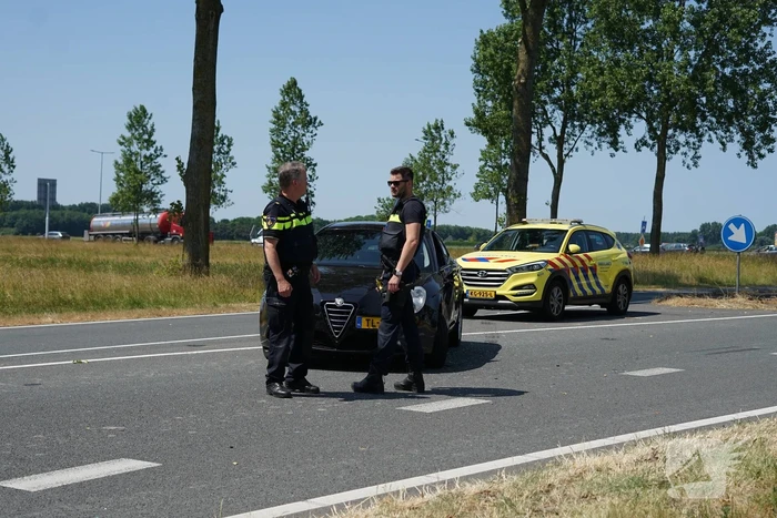 Bestuurder maakt ruimte voor ambulance en botst erop