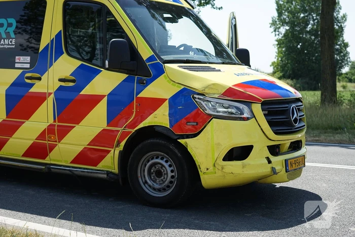 Bestuurder maakt ruimte voor ambulance en botst erop