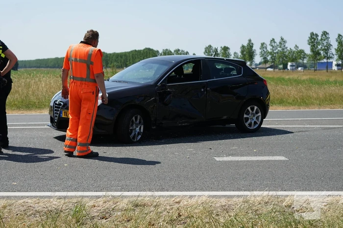Bestuurder maakt ruimte voor ambulance en botst erop