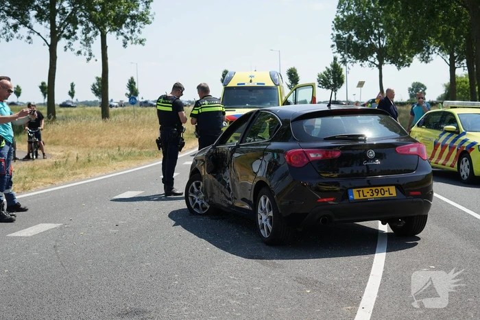 Bestuurder maakt ruimte voor ambulance en botst erop