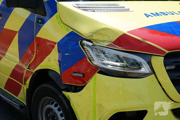 Bestuurder maakt ruimte voor ambulance en botst erop