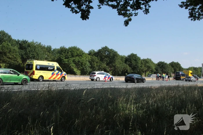 Kop-staart botsing tussen auto en bus