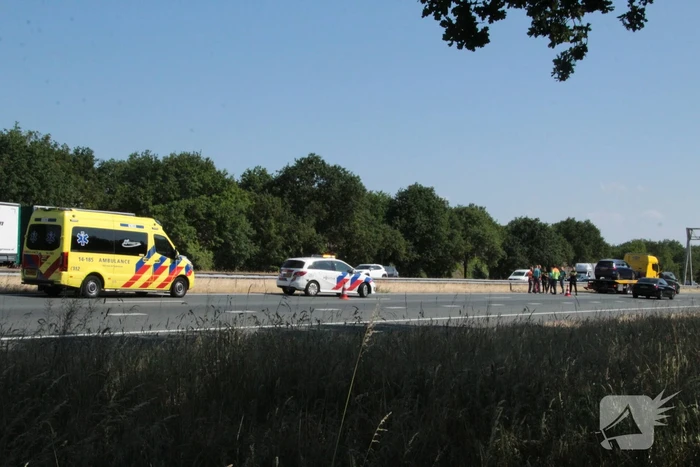 Kop-staart botsing tussen auto en bus