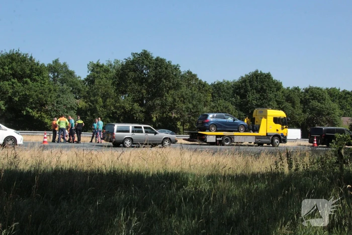 Kop-staart botsing tussen auto en bus