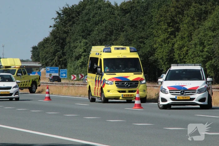 Kop-staart botsing tussen auto en bus