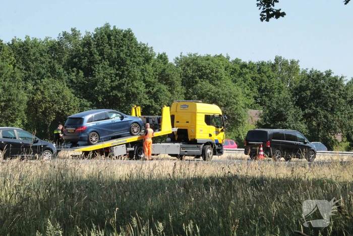 Kop-staart botsing tussen auto en bus