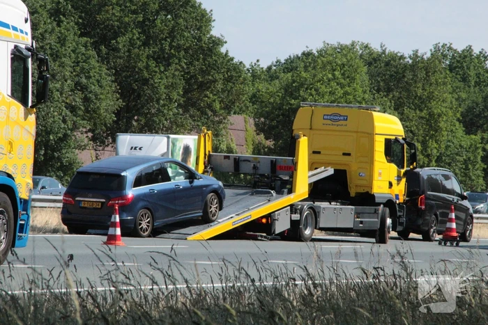 Kop-staart botsing tussen auto en bus