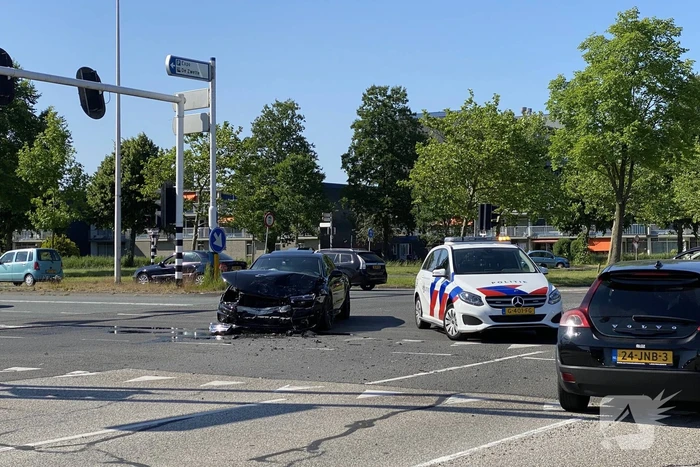 Frontale botsing op kruispunt