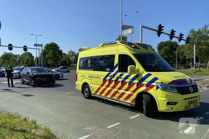 Frontale botsing op kruispunt