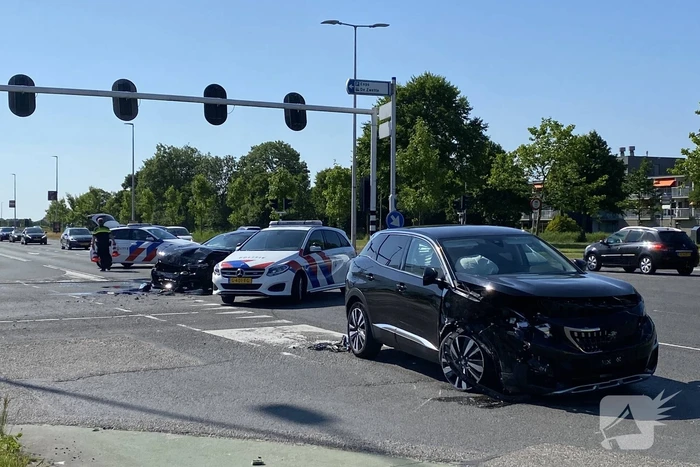 Frontale botsing op kruispunt