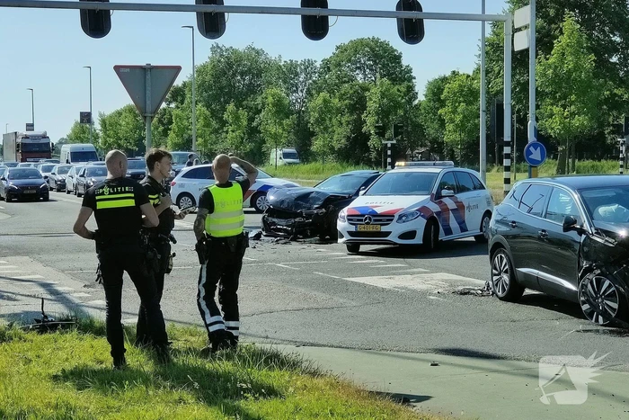 Frontale botsing op kruispunt