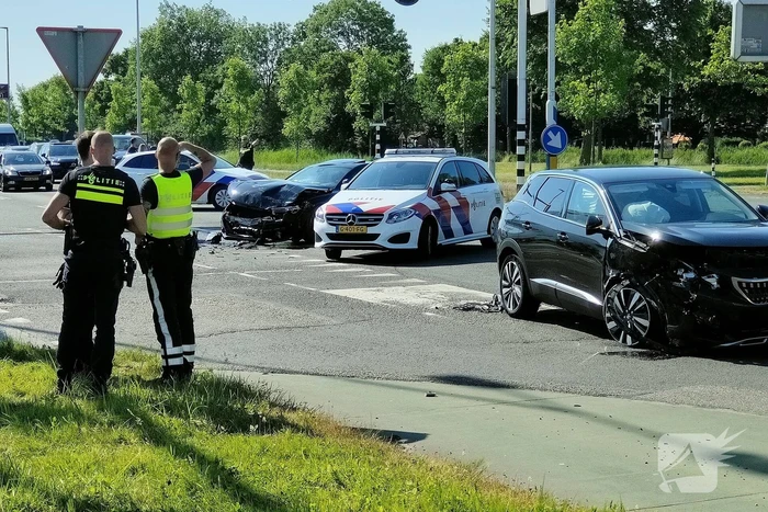 Frontale botsing op kruispunt