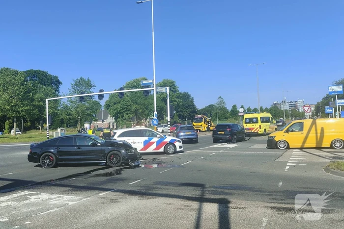 Frontale botsing op kruispunt