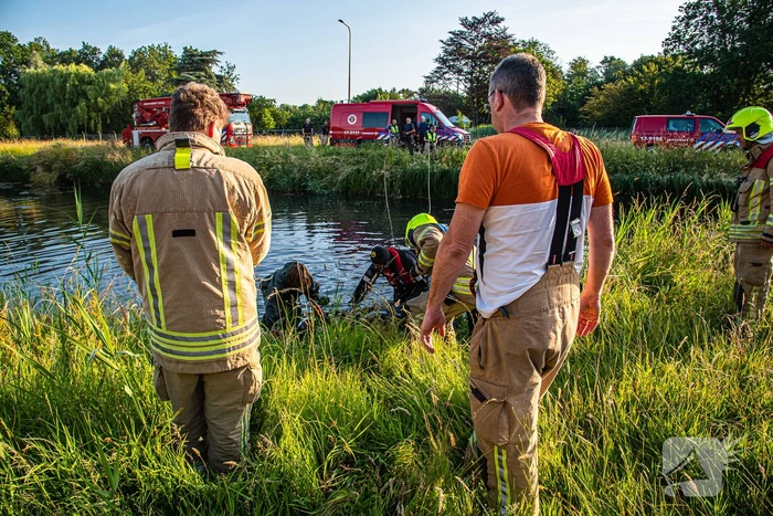 Hulpdiensten ingezet voor scooter met helm in sloot