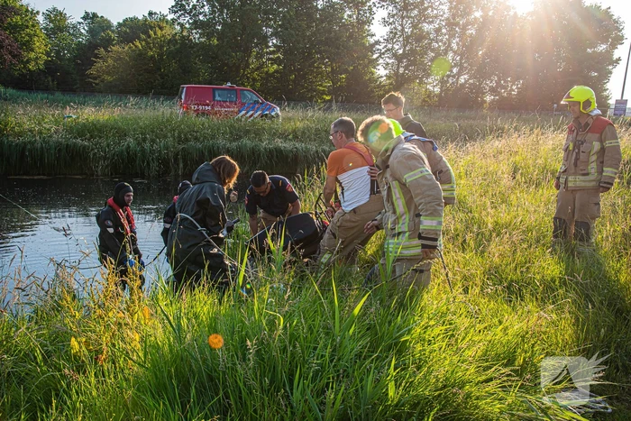 Hulpdiensten ingezet voor scooter met helm in sloot