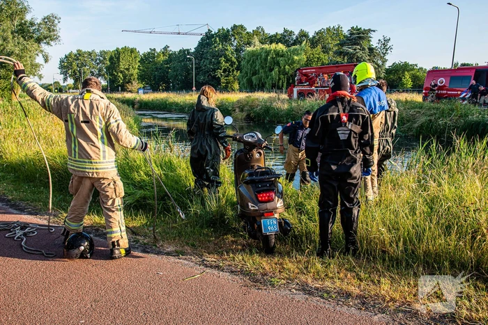 Hulpdiensten ingezet voor scooter met helm in sloot