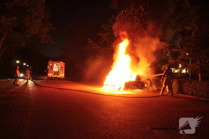 Metershoge vlammen bij autobrand