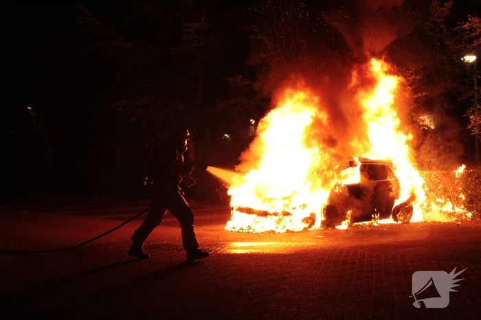 Metershoge vlammen bij autobrand