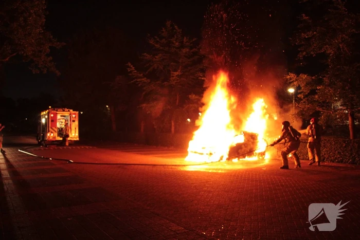 Metershoge vlammen bij autobrand