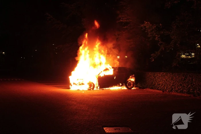 Metershoge vlammen bij autobrand