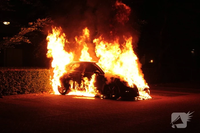 Metershoge vlammen bij autobrand
